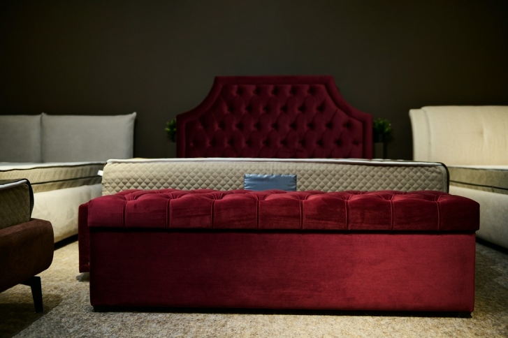 czerwone stylowe tapicerowane łóżko